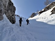 31 Accostati sul lato sx del ripido canalino seguendo traccia per escursionisti, saliamo con attenzione